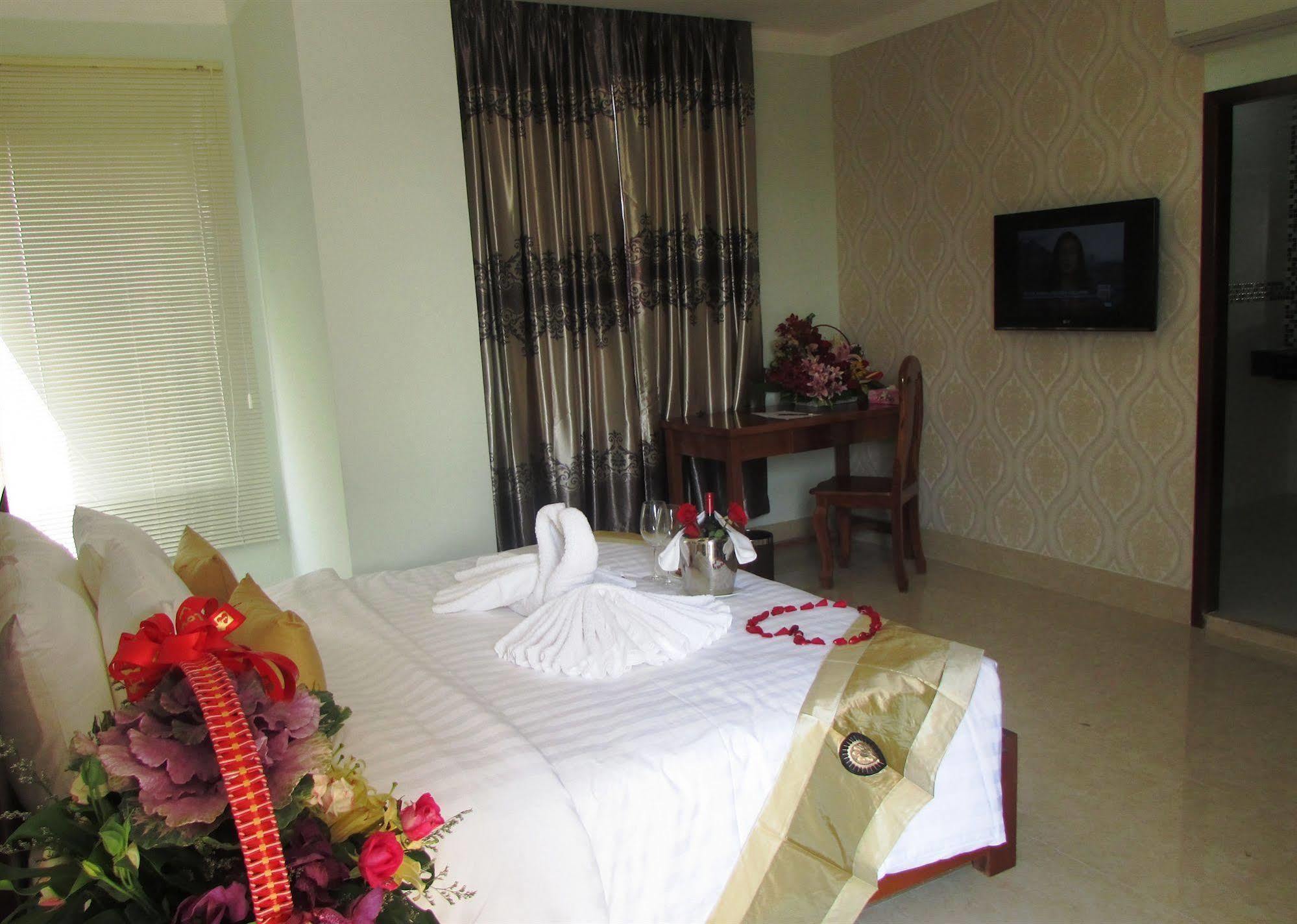 Sen Han Hotel Phnom Penh Bagian luar foto